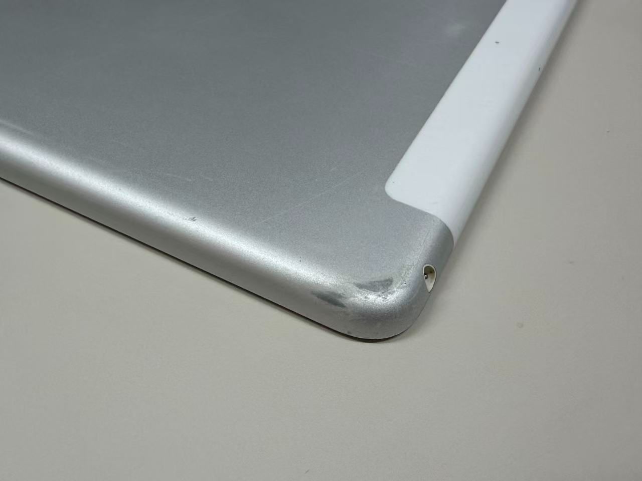 電池93% SIMフリーiPad (第7世代) 32GB シルバー - メルカリ