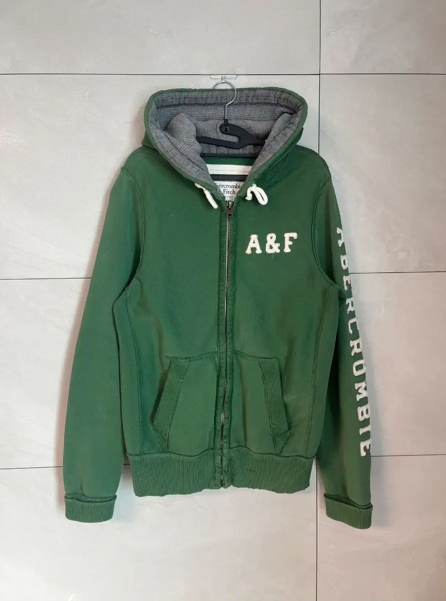 アバクロンビー matcha Au0026F フードジップアップ M [Abercrombie \u0026 Fitch] [アバクロンビー \u0026 フィッチ] メンズ ジップアップ パーカー  (オーバーサイズ) ICON FULL-ZIP HOODIE 2150 ダークグレー Sサイズ [並行輸入品] : ファッション