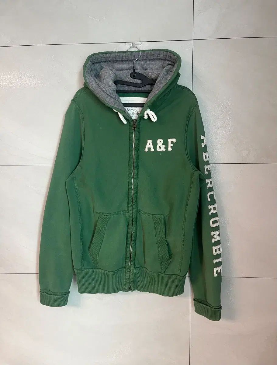 アバクロンビー matcha Au0026F フードジップアップ M [Abercrombie \u0026 Fitch] [アバクロンビー \u0026 フィッチ] メンズ ジップアップ パーカー  (オーバーサイズ) ICON FULL-ZIP HOODIE 2150 ダークグレー Sサイズ [並行輸入品] : ファッション