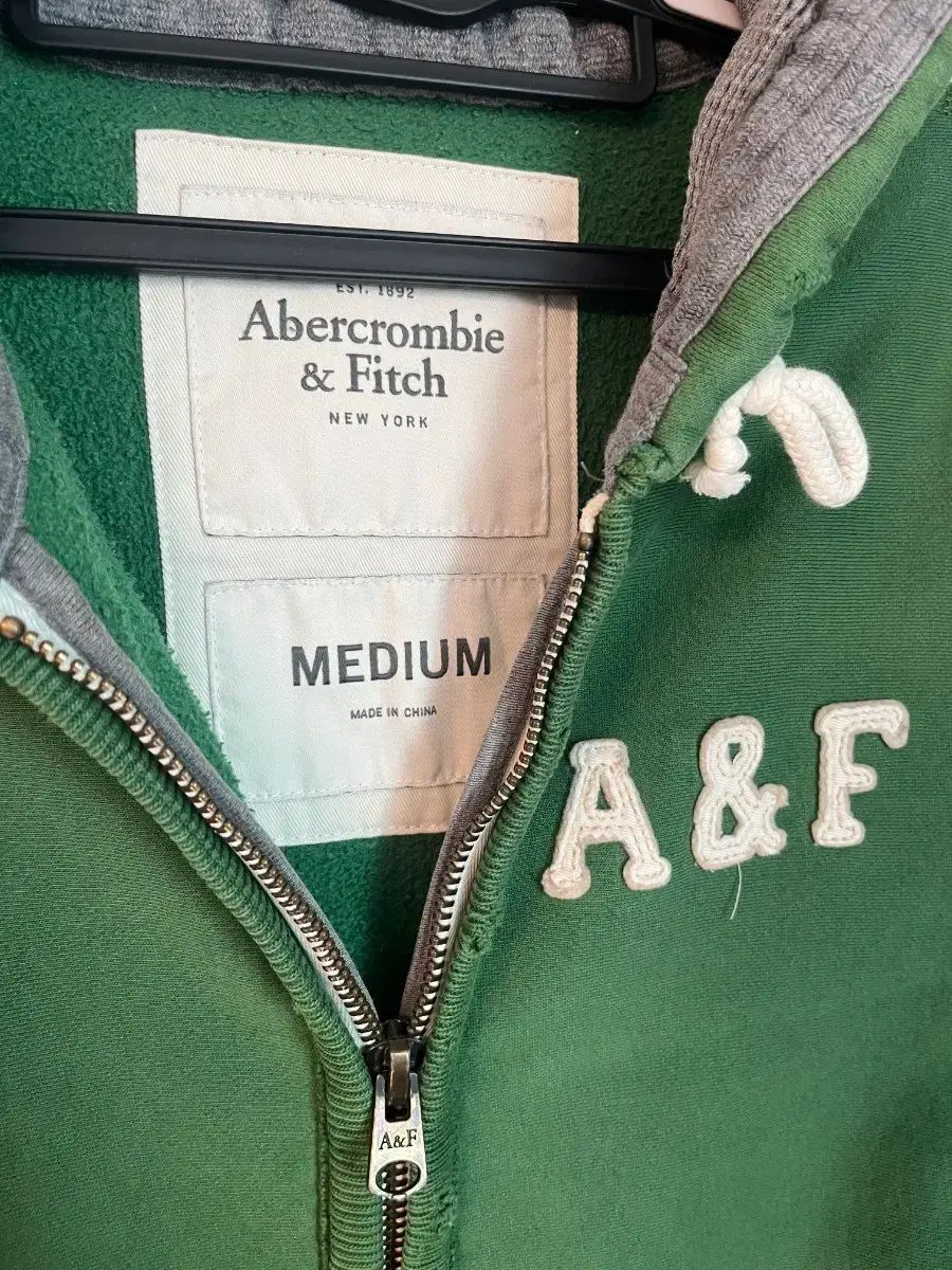 アバクロンビー matcha Au0026F フードジップアップ M [Abercrombie \u0026 Fitch] [アバクロンビー \u0026 フィッチ] メンズ ジップアップ パーカー  (オーバーサイズ) ICON FULL-ZIP HOODIE 2150 ダークグレー Sサイズ [並行輸入品] : ファッション
