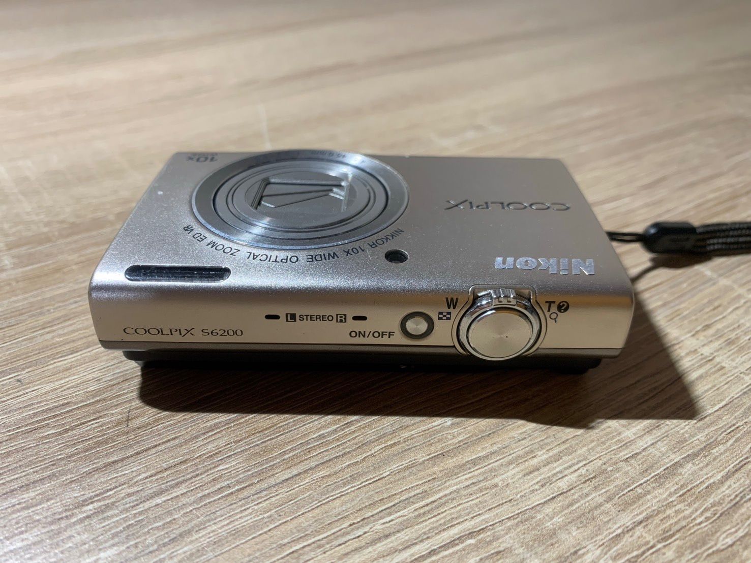 8459 Nikon COOLPIX S6200 プラチナシルバー デジカメ ジャンク品