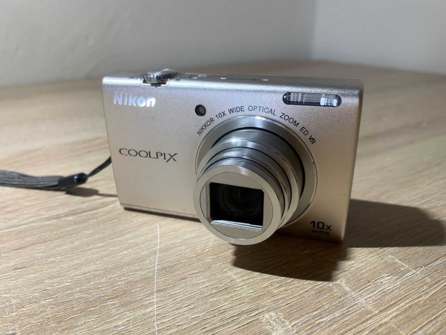 8459 Nikon COOLPIX S6200 プラチナシルバー デジカメ ジャンク品