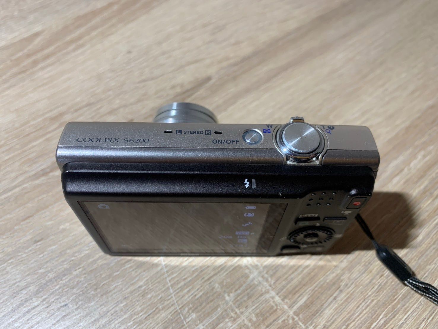 8459 Nikon COOLPIX S6200 プラチナシルバー デジカメ ジャンク品
