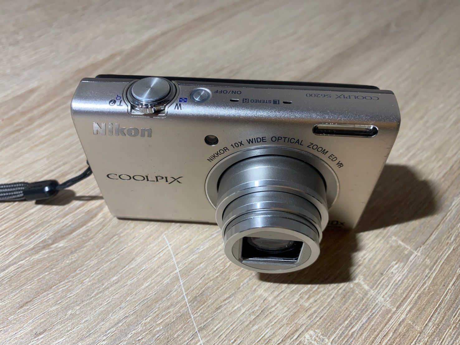 8459 Nikon COOLPIX S6200 プラチナシルバー デジカメ ジャンク品