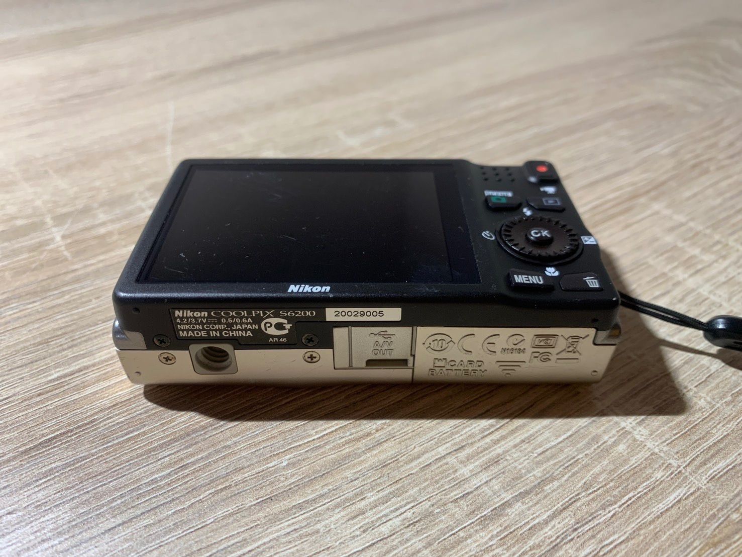 8459 Nikon COOLPIX S6200 プラチナシルバー デジカメ ジャンク品