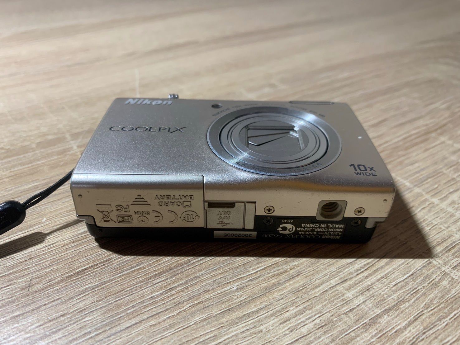 8459 Nikon COOLPIX S6200 プラチナシルバー デジカメ ジャンク品