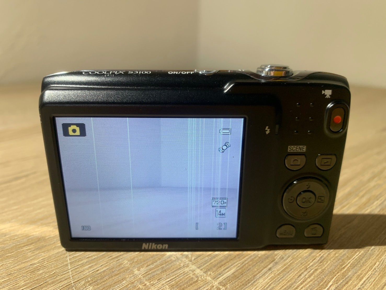 8462 Nikon COOLPIX S3100 シャンパンシルバー デジカメ ジャンク品