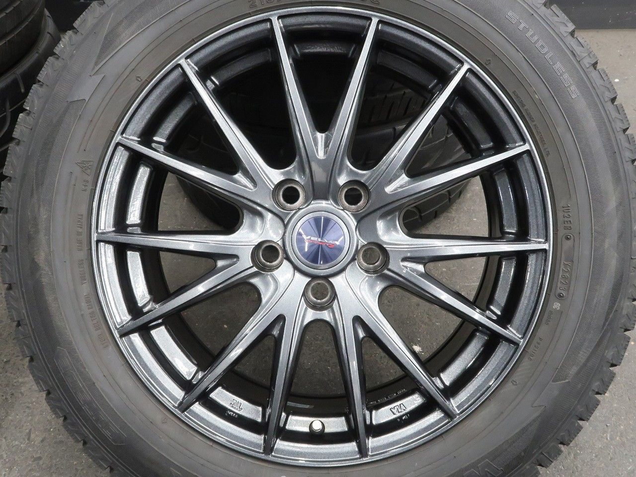 【DUNLOP WM02 215/60R17】スタッドレス【TOYOTA 50エスティマ 純正ホイール 17インチ 7J5HPCD114.3+50】22年製 バリ溝 C-HRにも　(MTC890)クレジットカード QRコード決済可能 C-HR エスティマ 50 UX 等に 4本 社外 17インチ 7J +47 5H PCD114.3