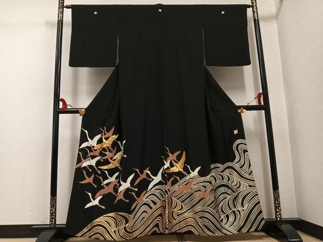 平和屋着物○人間国宝 五代 田畑喜八 黒留袖 駒刺繍 群れ鶴立波文 金彩 