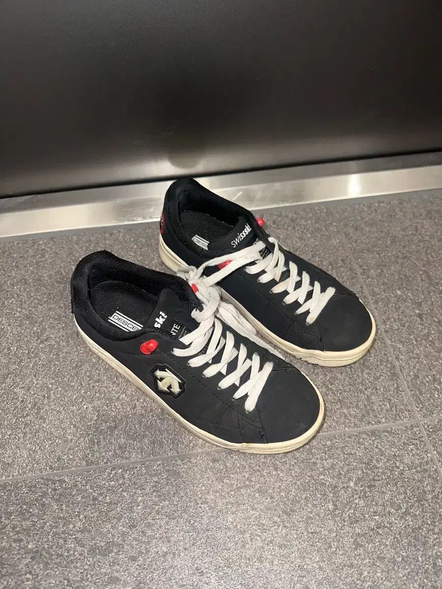 デサント スイス スキーチーム スニーカー