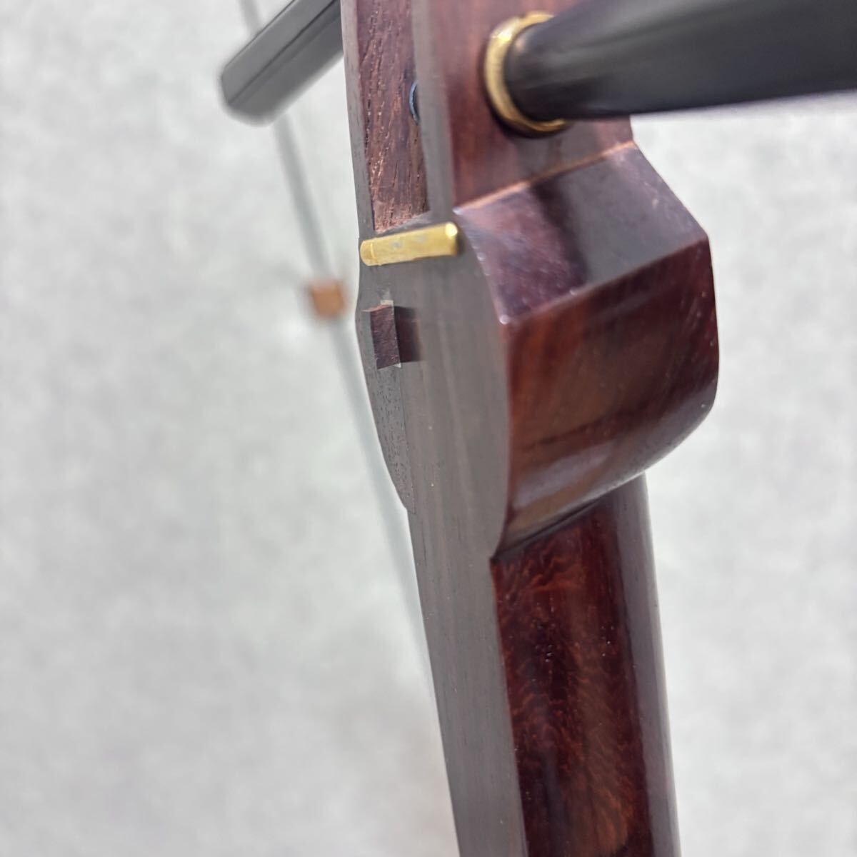 □ 三味線 紅木 丸打胴 棹幅:約2.6cm 胴の重量: 約946g 東さわり