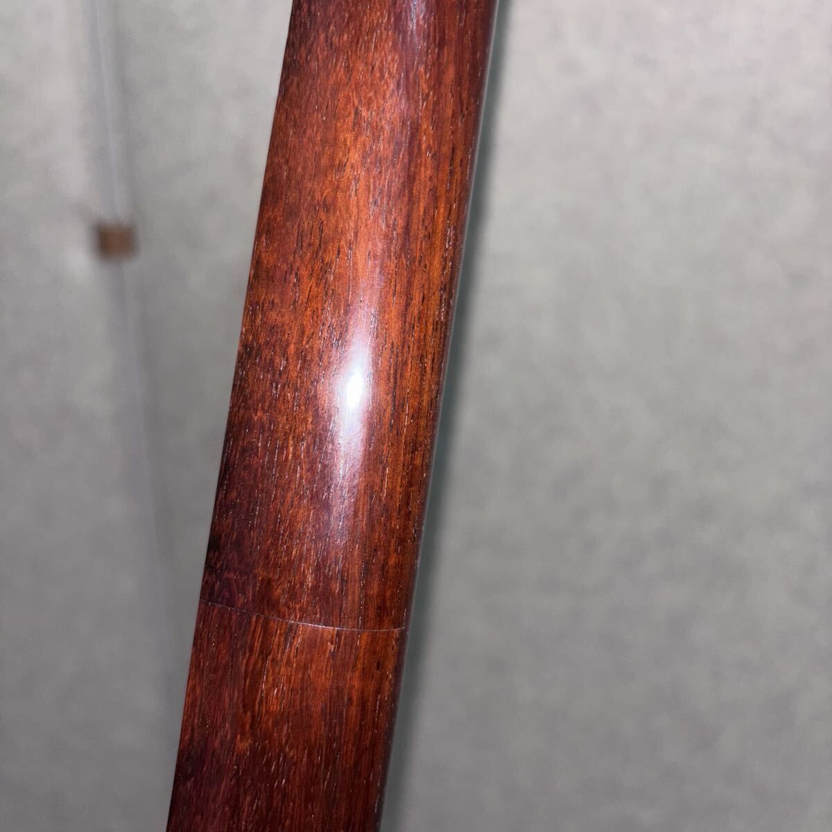 □ 三味線 紅木 丸打胴 棹幅:約2.6cm 胴の重量: 約946g 東さわり