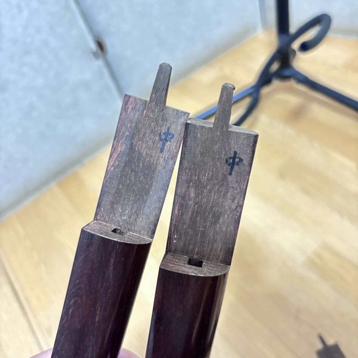 □ 三味線 紅木 丸打胴 棹幅:約2.6cm 胴の重量: 約946g 東さわり