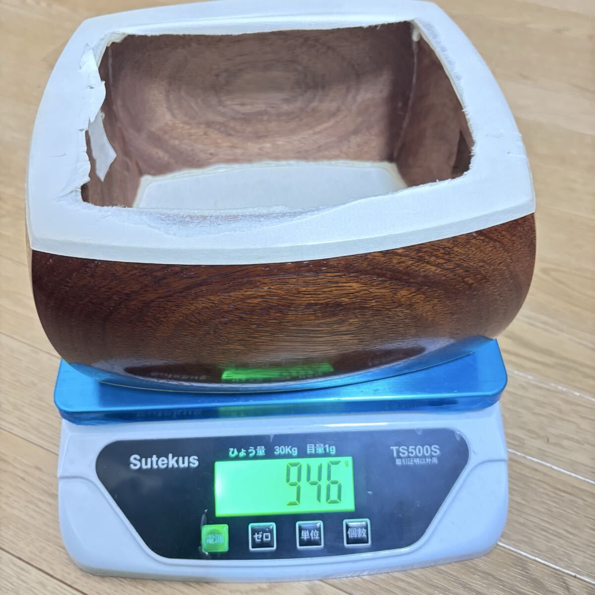 □ 三味線 紅木 丸打胴 棹幅:約2.6cm 胴の重量: 約946g 東さわり