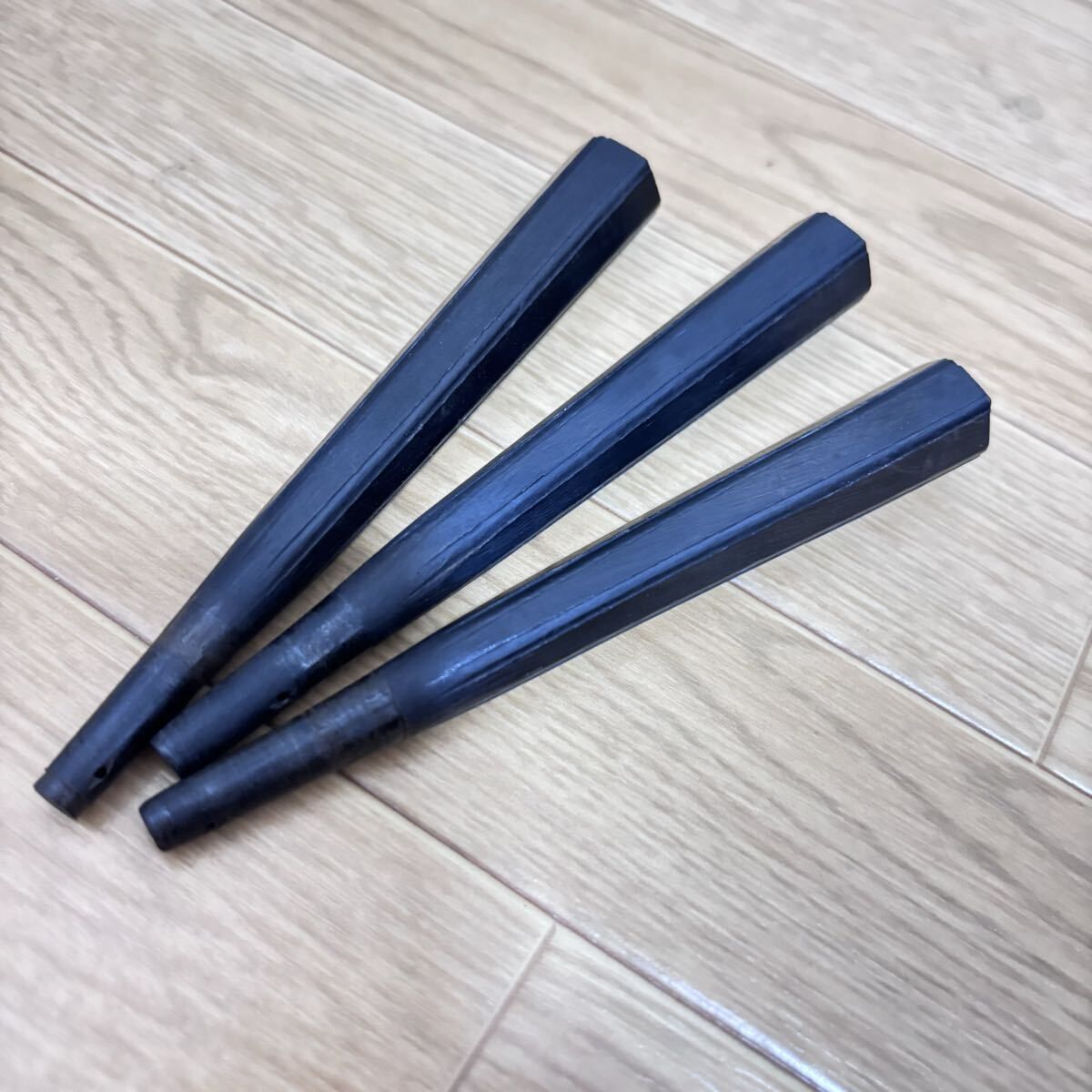 □ 三味線 紅木 丸打胴 棹幅:約2.6cm 胴の重量: 約946g 東さわり