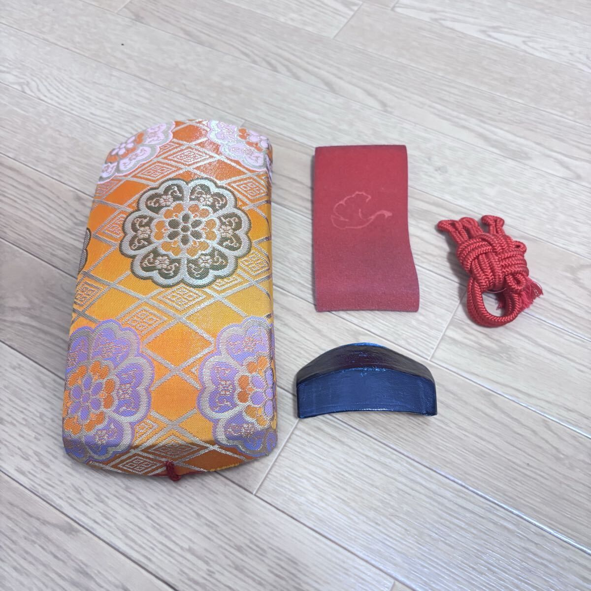 □ 三味線 紅木 丸打胴 棹幅:約2.6cm 胴の重量: 約946g 東さわり