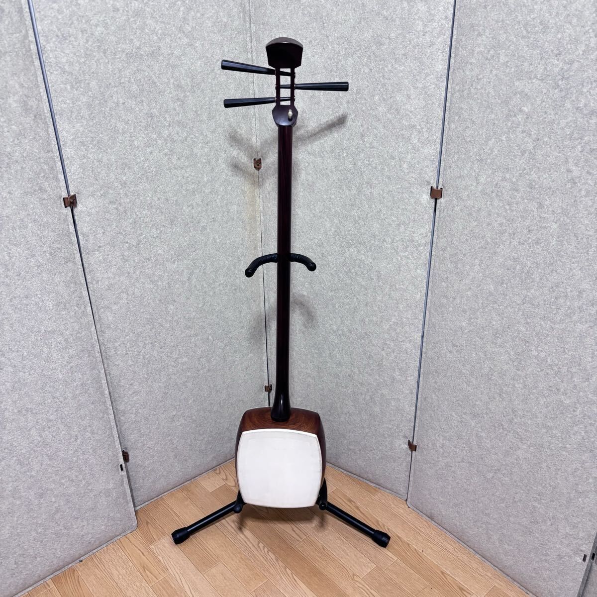 □ 三味線 紅木 丸打胴 棹幅:約2.6cm 胴の重量: 約946g 東さわり