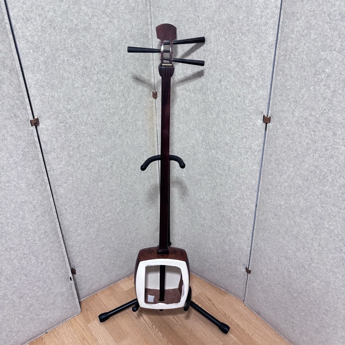 □ 三味線 紅木 丸打胴 棹幅:約2.6cm 胴の重量: 約946g 東さわり