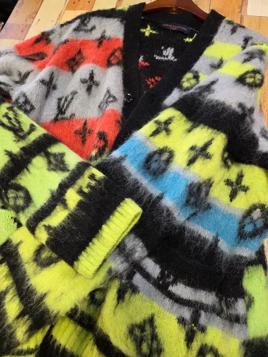 ルイヴィトン モノグラム マルチカラー カーディガン 正規品 - メルカリ