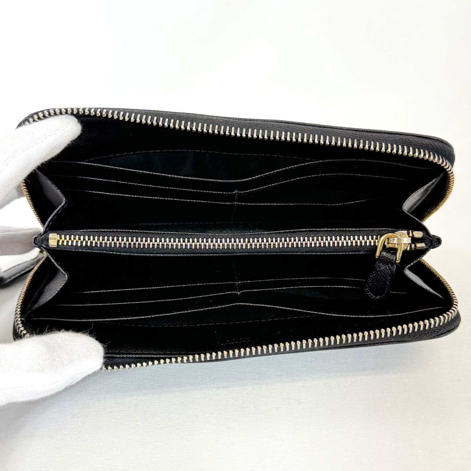 人気・美品】PRADA プラダ サフィアーノ メタル ロゴ ラウンド 