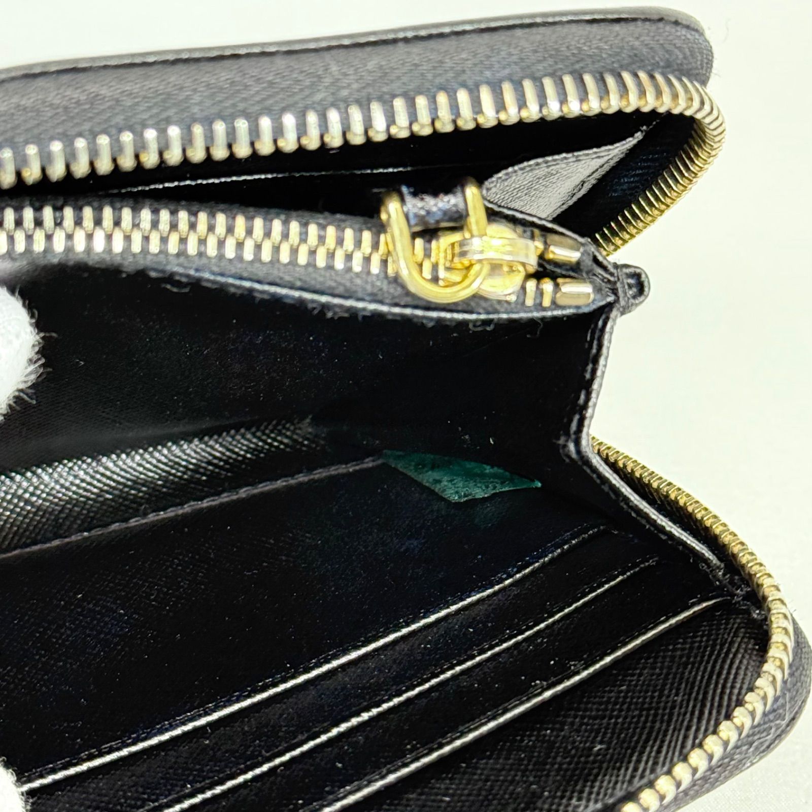 人気・美品】PRADA プラダ サフィアーノ メタル ロゴ ラウンド 