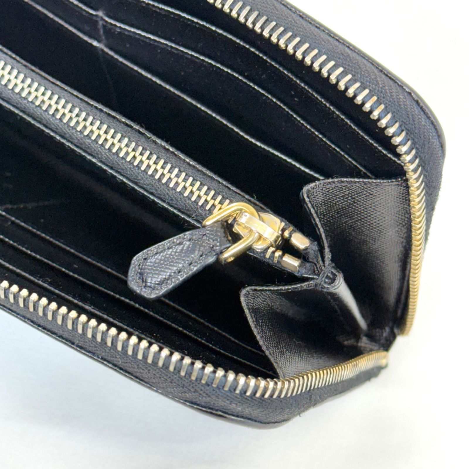 人気・美品】PRADA プラダ サフィアーノ メタル ロゴ ラウンド 