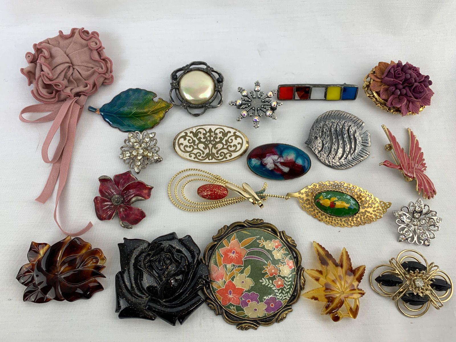 B-6.ブローチ色々 まとめ売り パーツ取り用 - メルカリ
