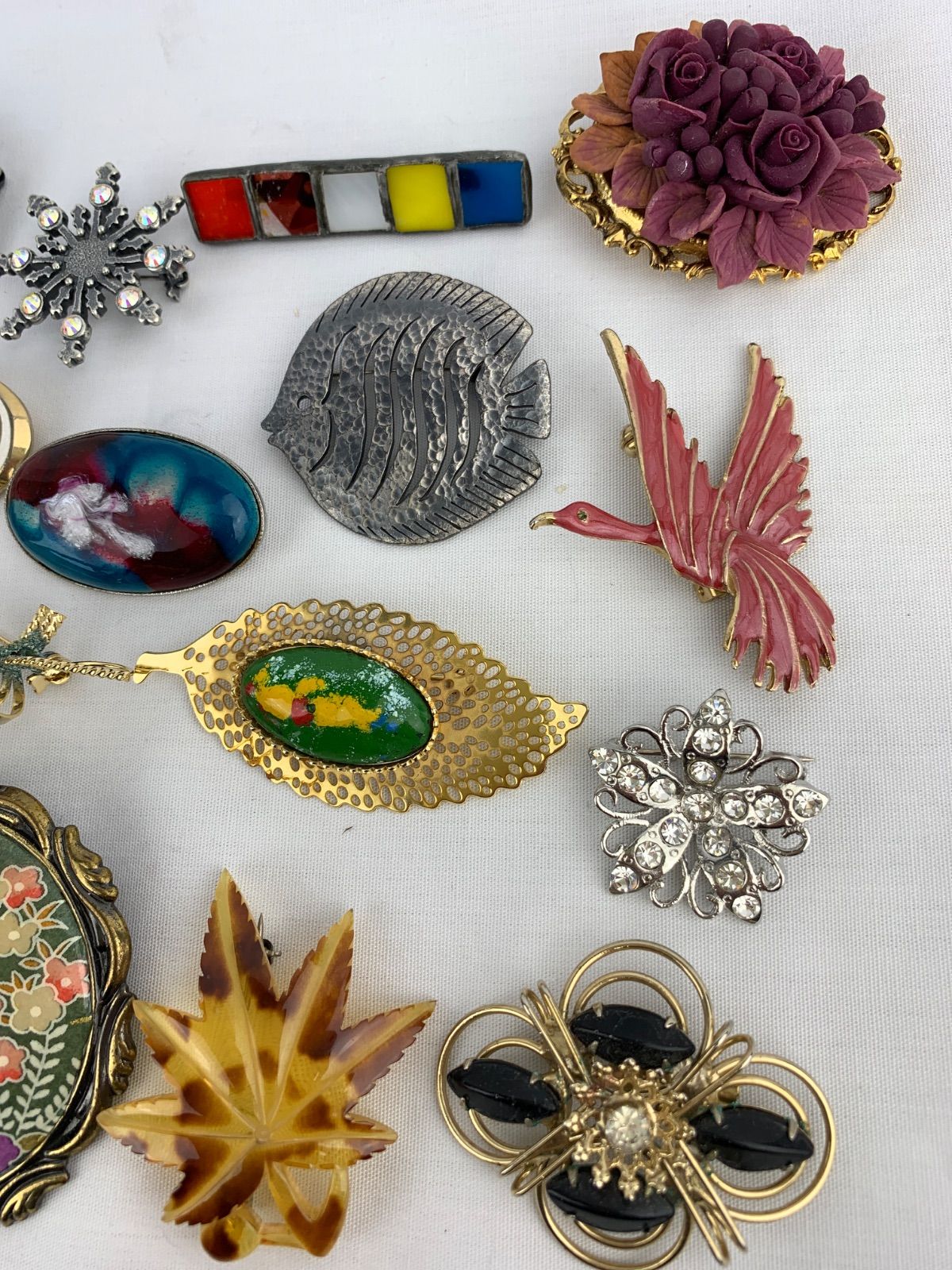 B-6.ブローチ色々 まとめ売り パーツ取り用 - メルカリ
