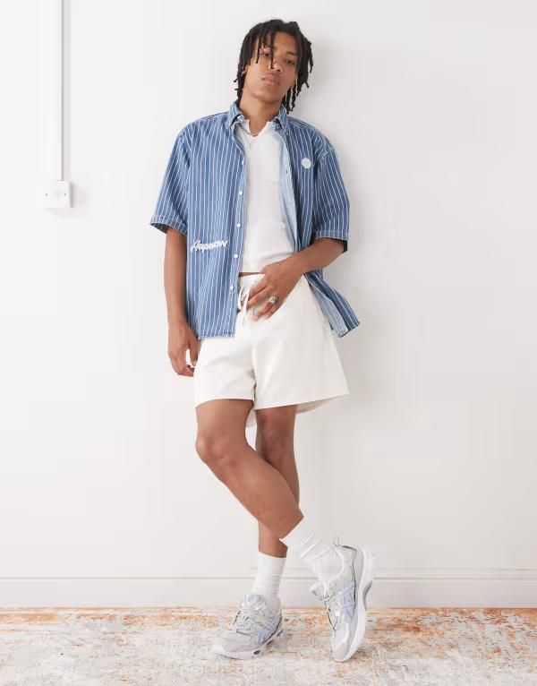 リクレイム ヴィンテージ メンズ ボトムス ハーフパンツ・ショーツ ショートパンツ Reclaimed Vintage baggy fit shorter length pull on chino shorts in ecru ECRU エクリュ