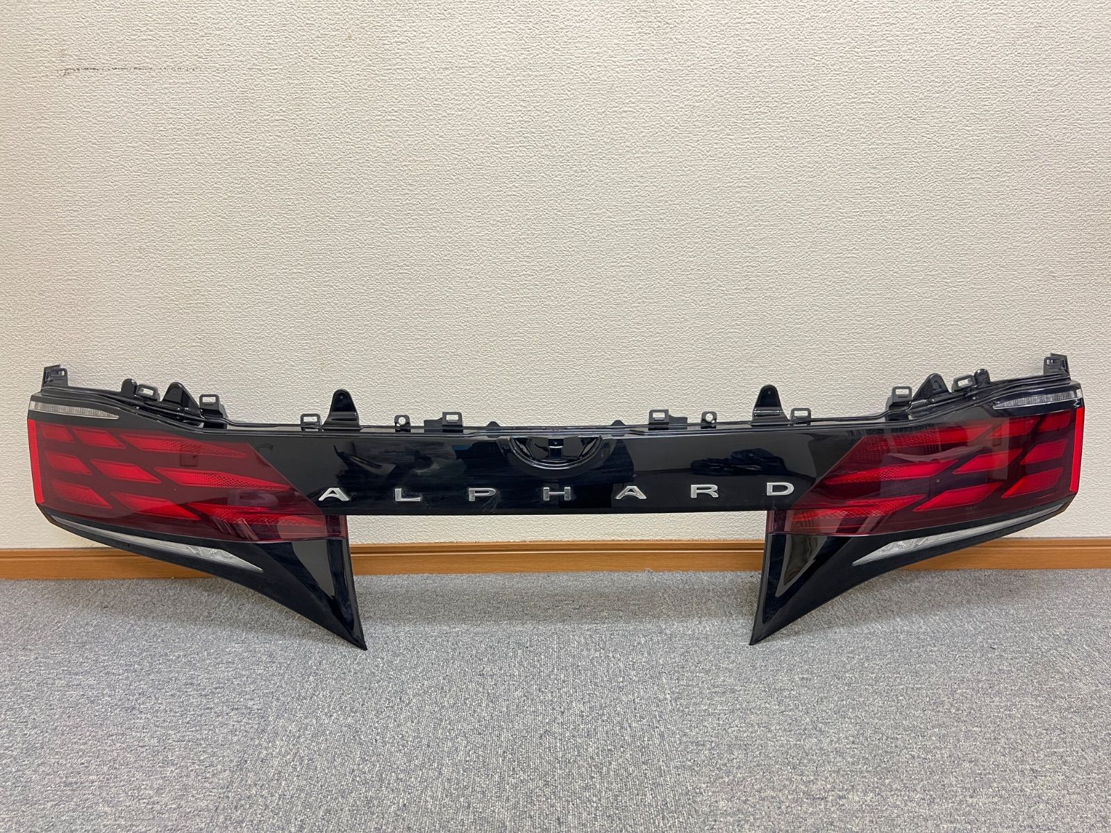 トヨタ】アルファード AGH45 テールランプ/バックパネルガーニッシュ 