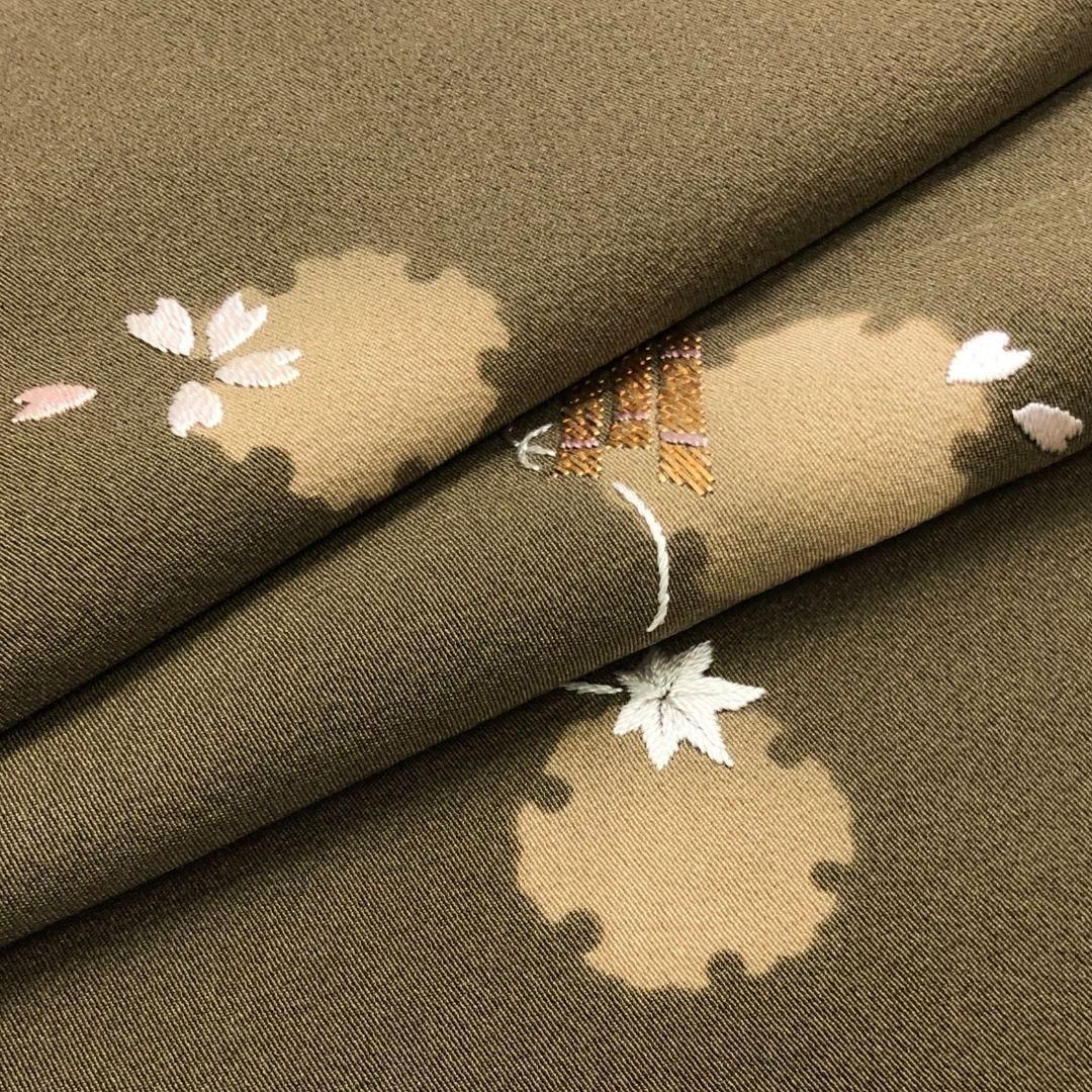 付下げ 雪輪に花模様 竹屋町刺繍 路考茶 K-4753 - メルカリ