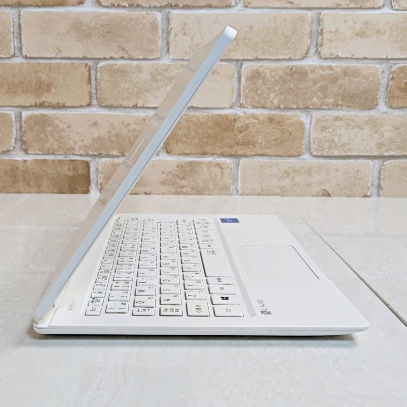 美品、軽量！オフィス付き☆SSD爆速/フルHD/コンパクト☆初心者OK