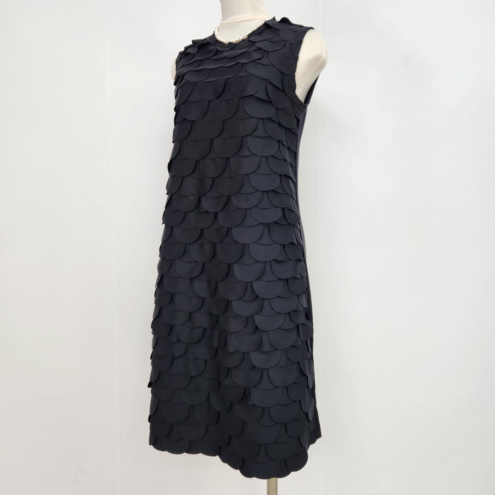 comme des garcons 鱗ノースリーブワンピース 膝丈 AD2022 COMME des GARCONS ワンピース AD2022 フリル レイヤーデザイン