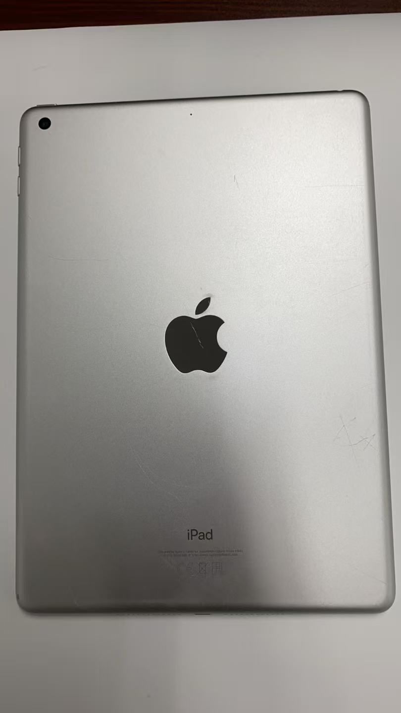 Apple iPad 第6世代 Wi-Fi 32GB Silevr 訳あり音量ボタン固い