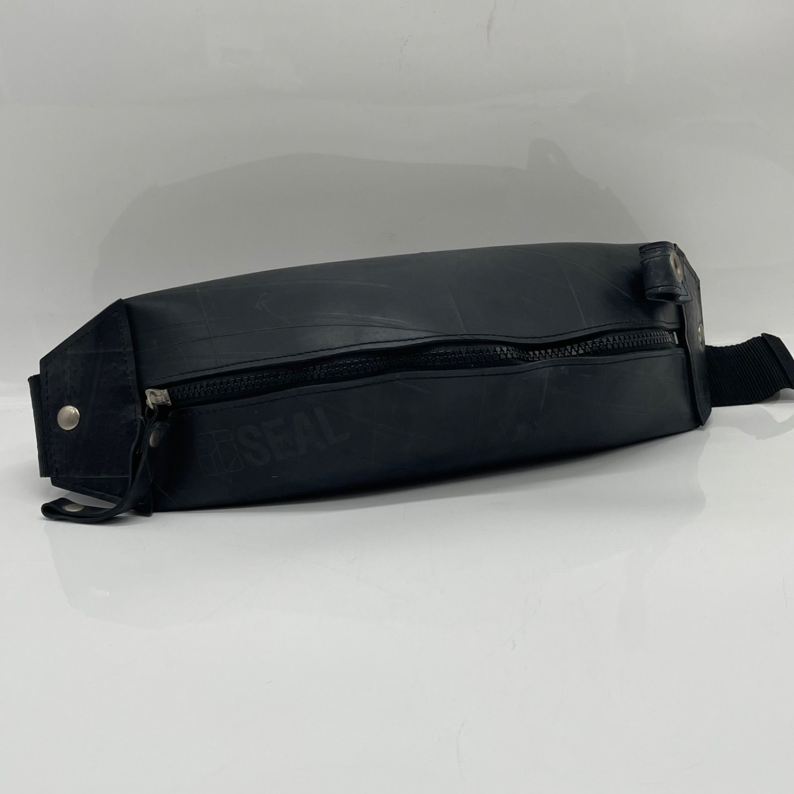 BN7829□SEAL ボディバッグ ブラック タイヤチューブ 防水 - メルカリ