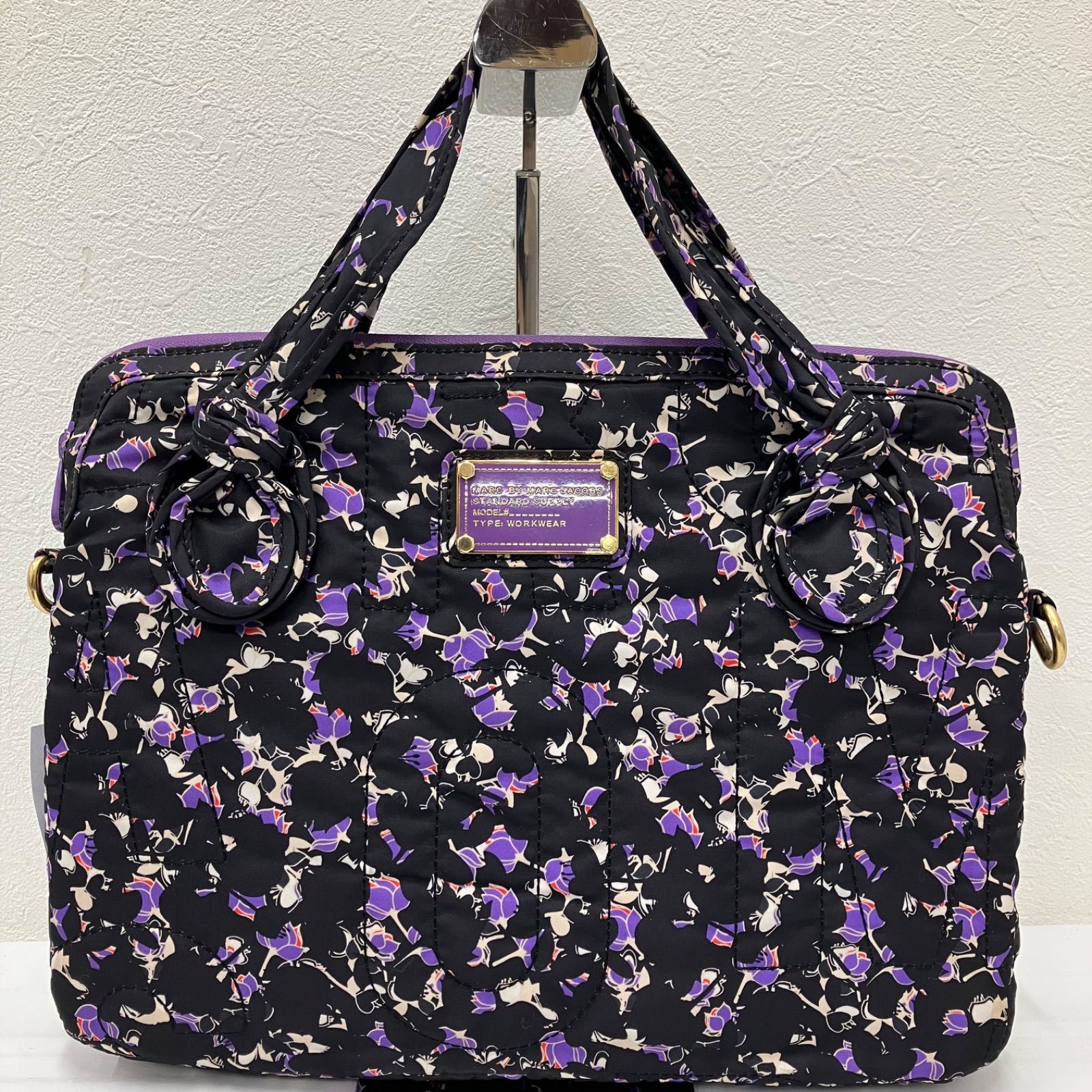 Y9950　MARC BY MARC JACOBS　マークバイマークジェイコブス　2way　ショルダーバッグ　ハンドバッグ　ラップトップバッグ　PCバッグ　パソコンバッグ　PC収納　ブラック　黒　パープル　紫　花