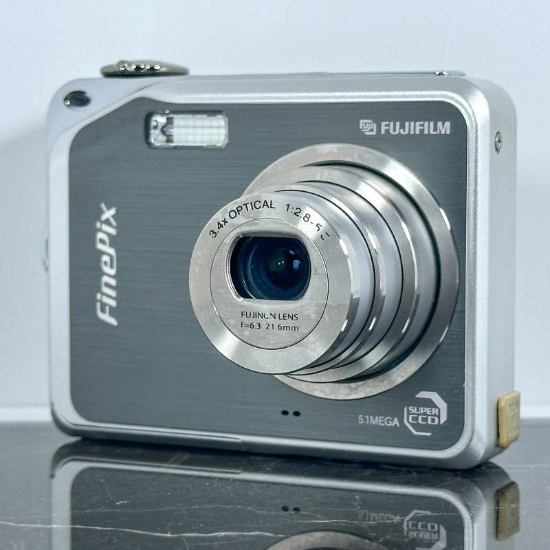★良品★デジカメ FUJIFILM FinePix V10 メタリック シルバー FUJIFILM デジタルカメラ FinePix V10 ガンメタリック : ぽちっとほ