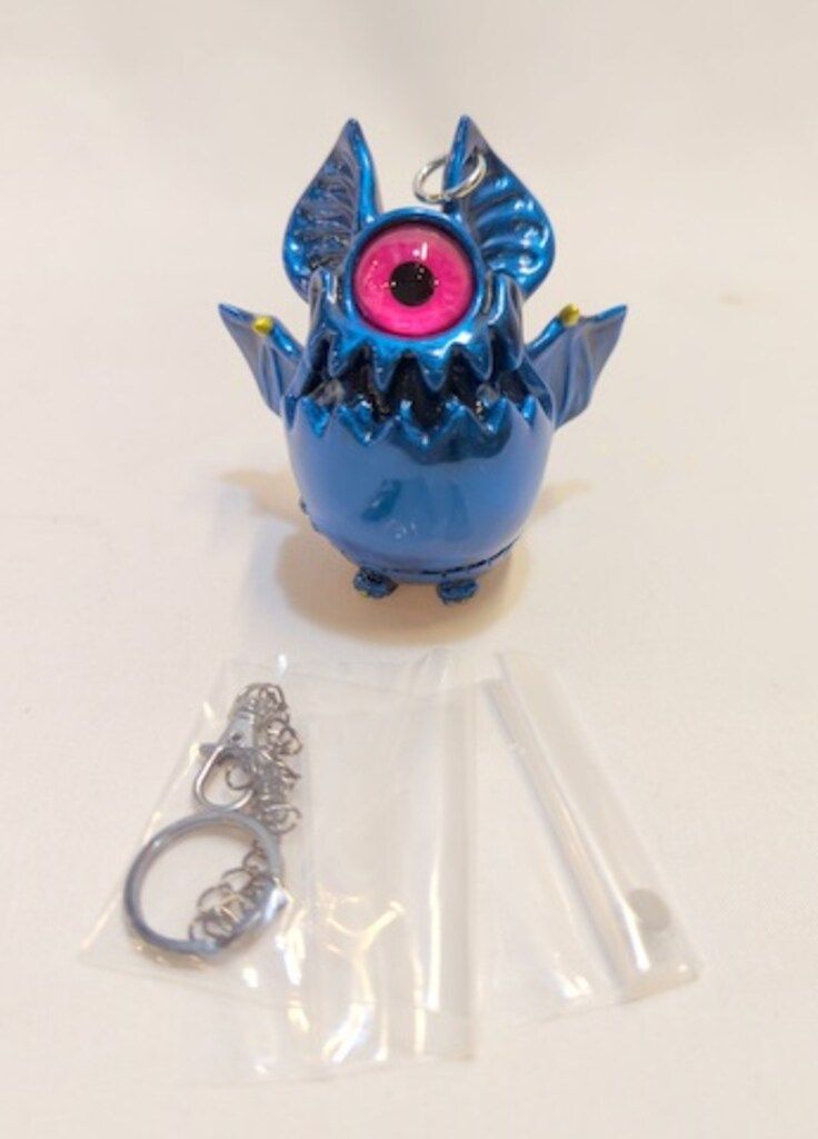 KAGEMARU DESIGNS チャイビー 黒成型/靑ラメ/ピンク目 チェーン・磁石