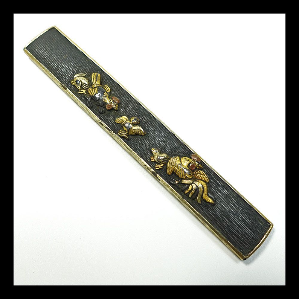 ☆裏哺金の逸品 赤銅魚子地親子鶏図小柄 無銘 石黒派？ 高肉彫 毛彫