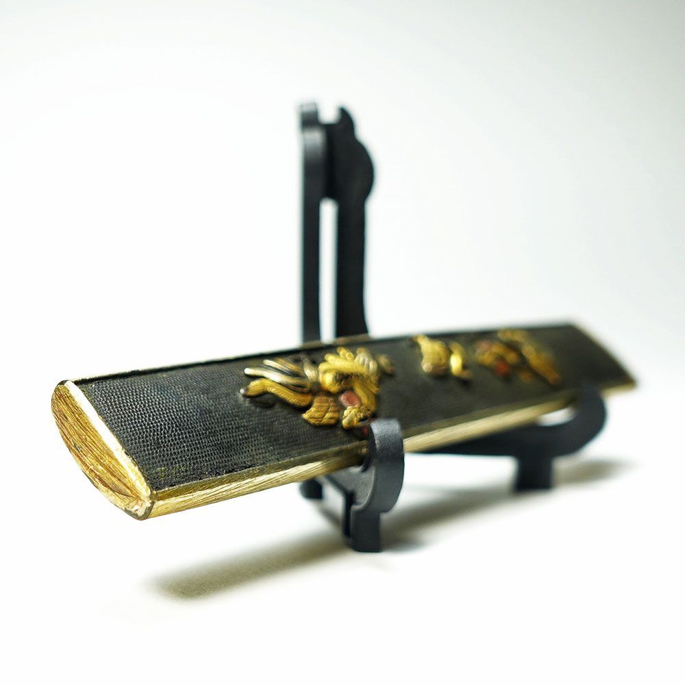 ☆裏哺金の逸品 赤銅魚子地親子鶏図小柄 無銘 石黒派？ 高肉彫 毛彫