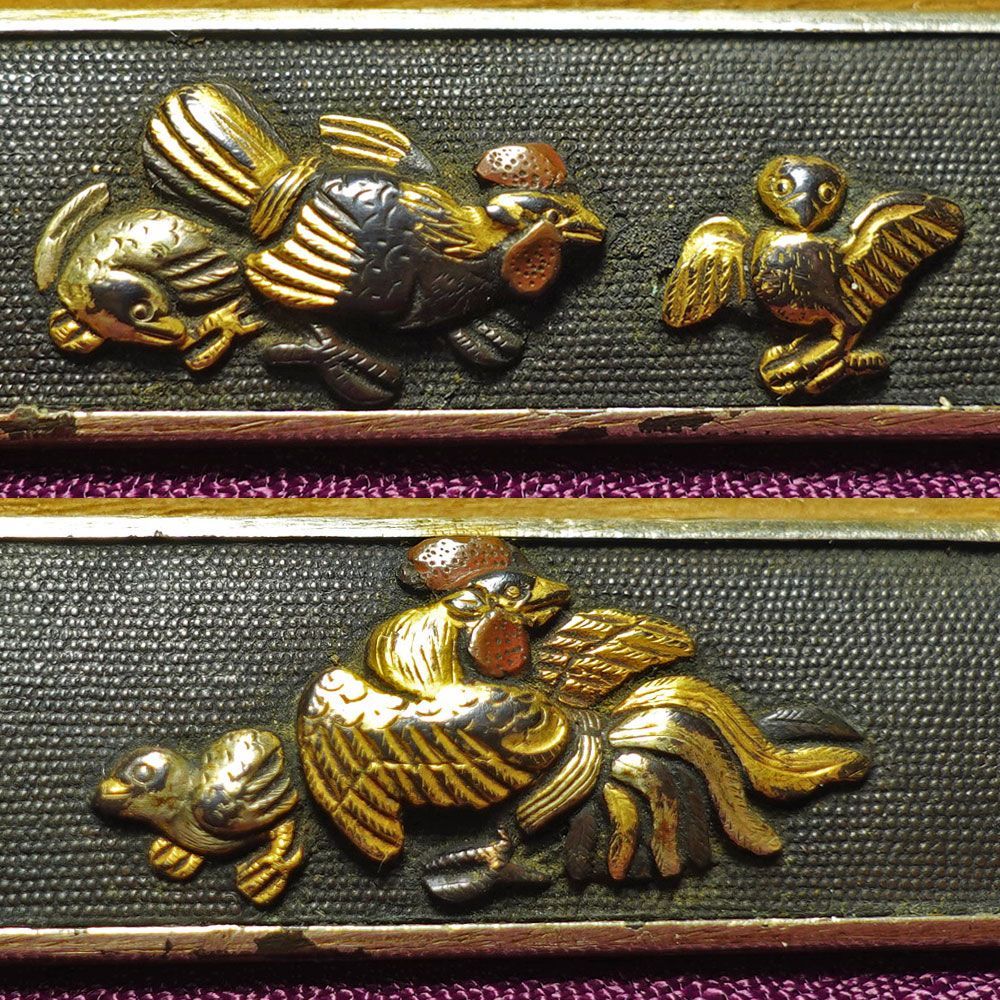 ☆裏哺金の逸品 赤銅魚子地親子鶏図小柄 無銘 石黒派？ 高肉彫 毛彫