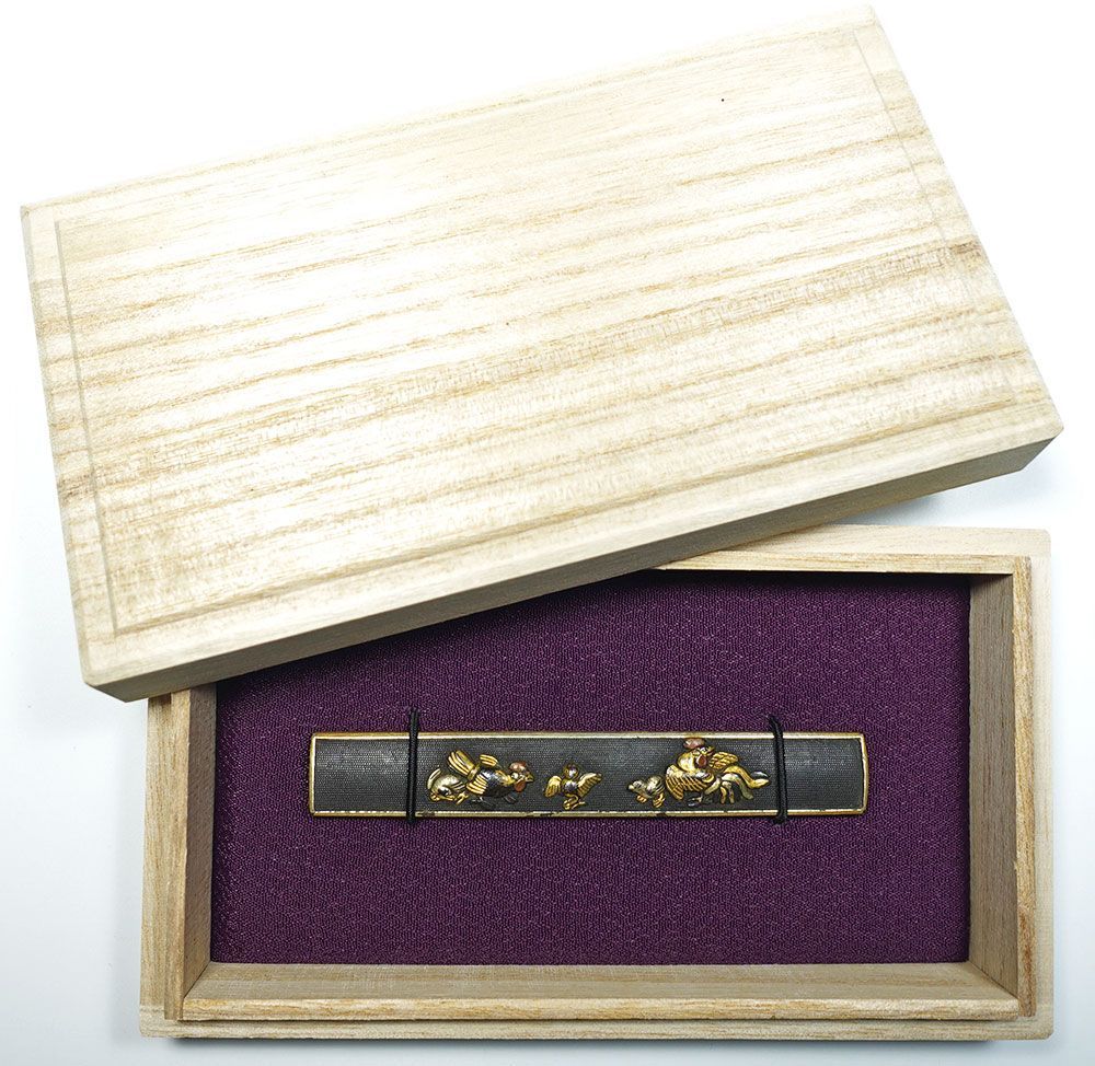 ☆裏哺金の逸品 赤銅魚子地親子鶏図小柄 無銘 石黒派？ 高肉彫 毛彫