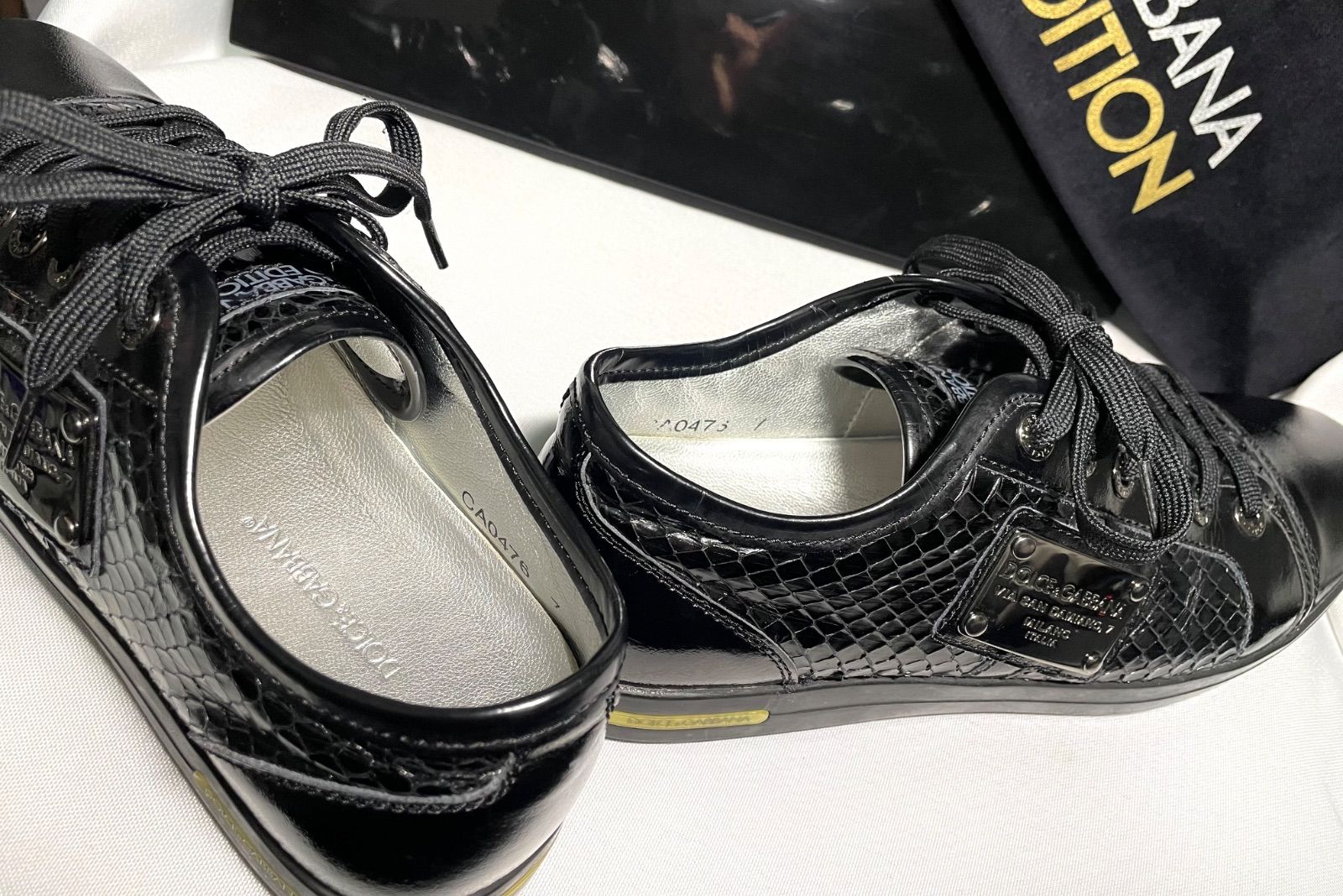 数量限定 美品 DOLCE&GABBANA ドルチェ&ガッバーナ ロゴプレート装飾