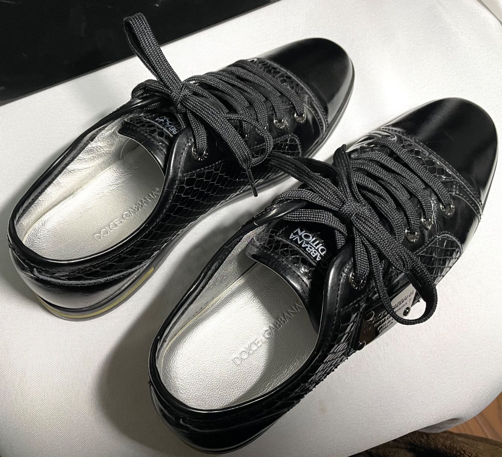 数量限定 美品 DOLCE&GABBANA ドルチェ&ガッバーナ ロゴプレート装飾