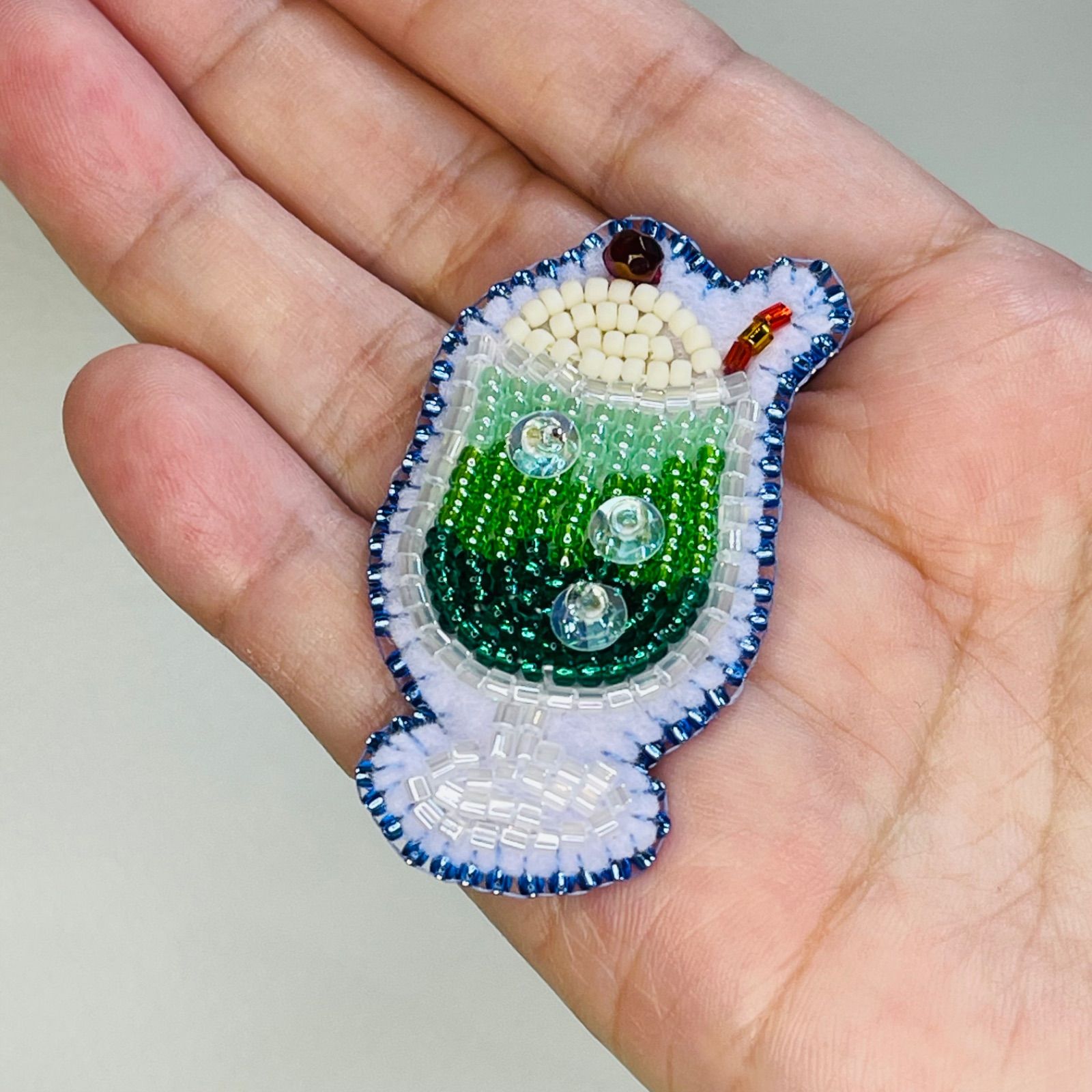 クリームソーダ ビーズ刺繍ブローチ - メルカリ