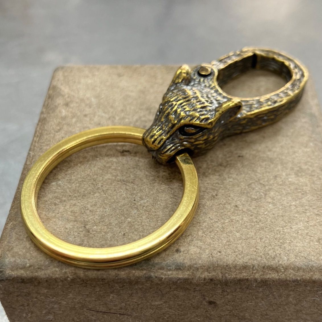 カラビナ レオパードキーフック 真鍮キーリング 豹モチーフ - メルカリ