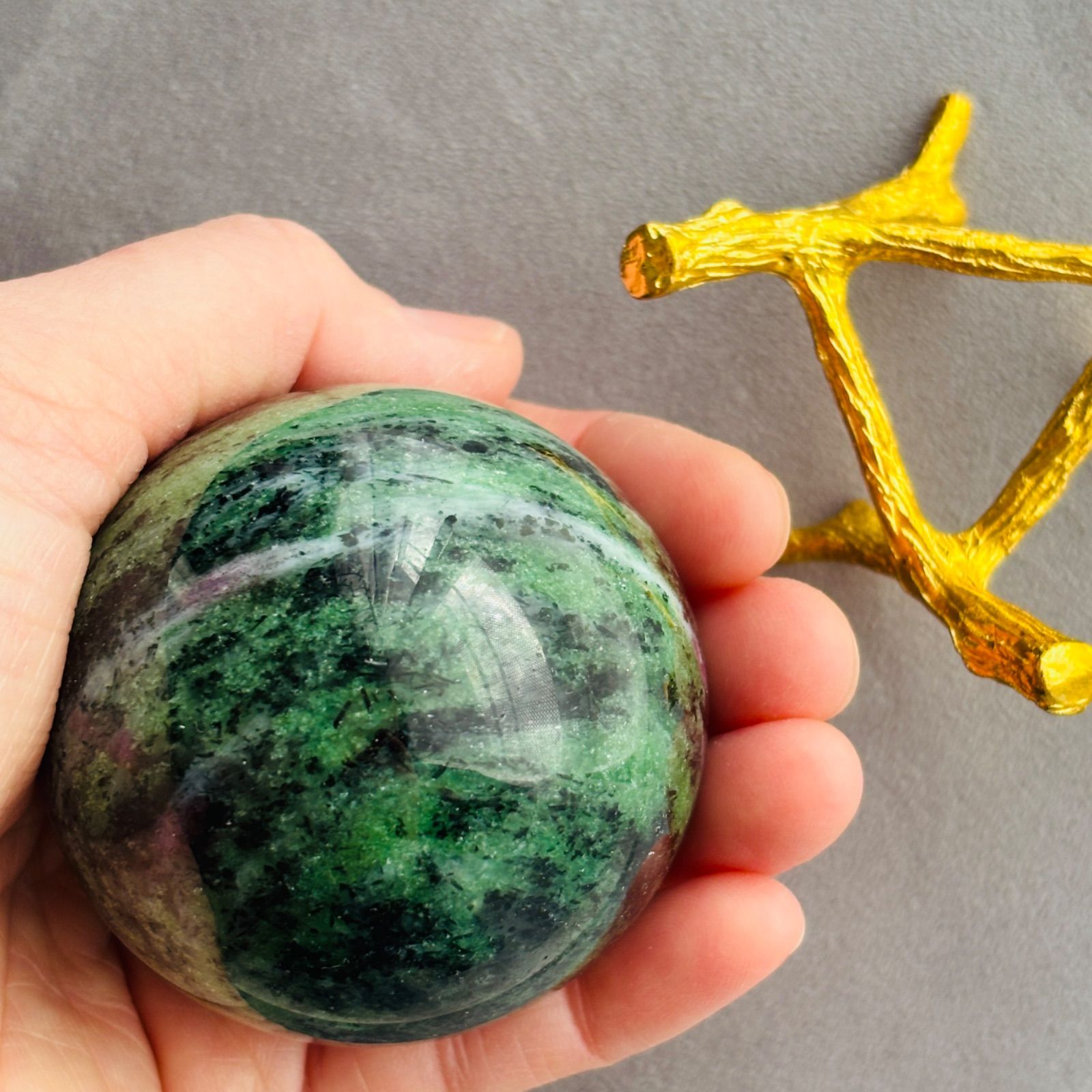 ルビーインゾイサイト ルビー 蛍光 天然石 スフィア - メルカリ