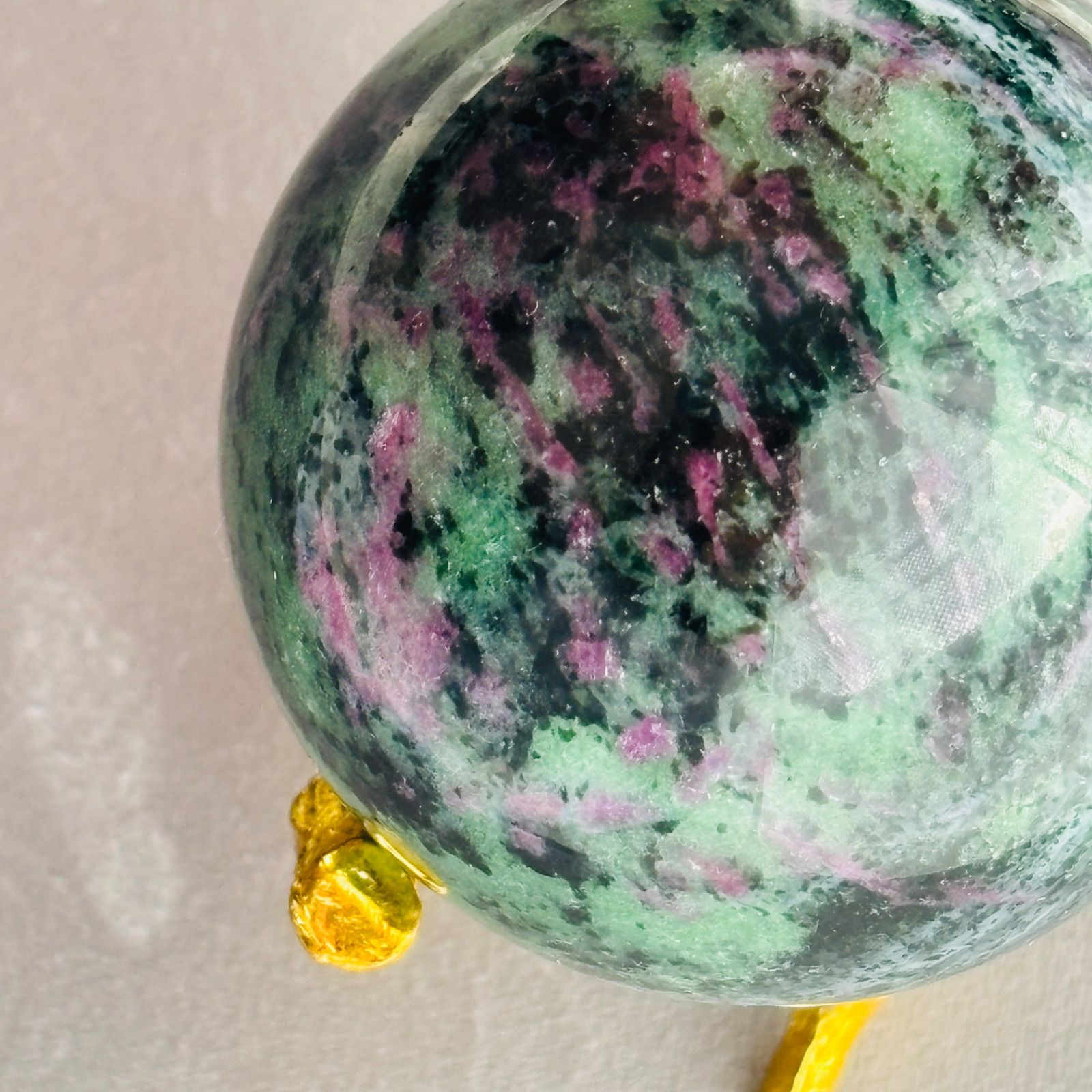 ルビーインゾイサイト ルビー 蛍光 天然石 スフィア - メルカリ