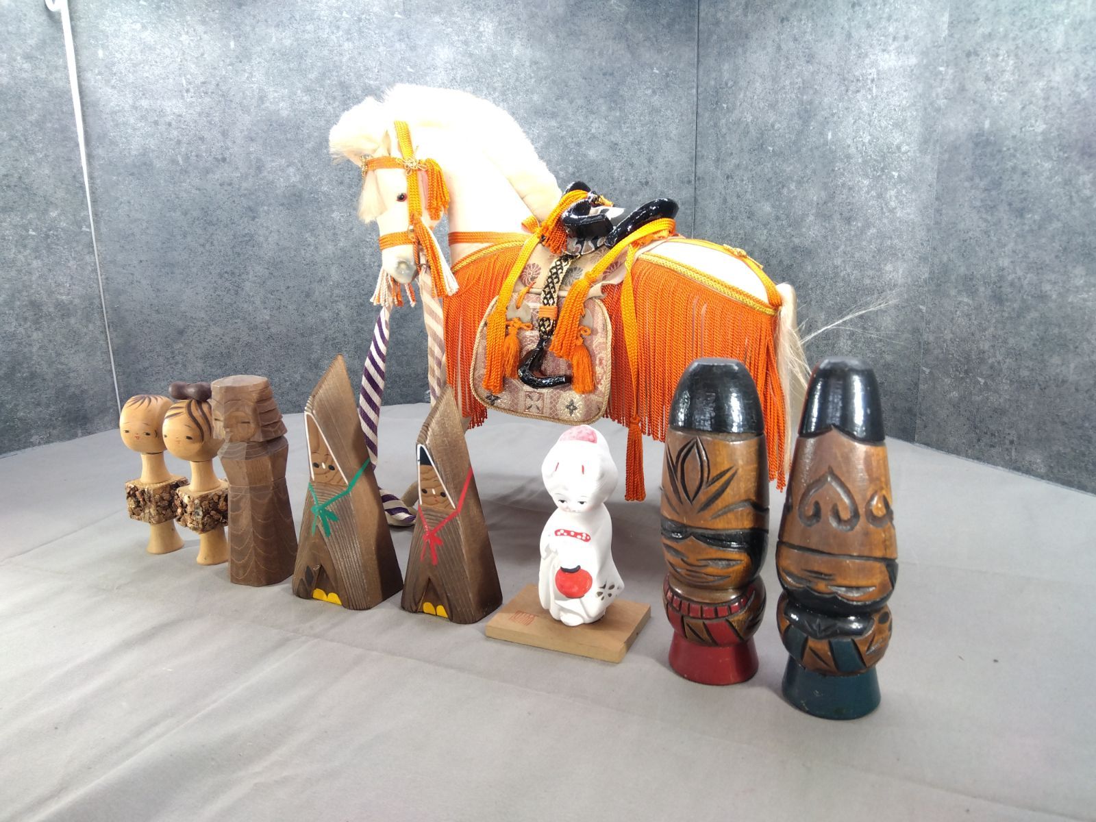 民芸品等まとめ9点 郷土玩具 木彫人形 馬飾り こけし 置物 昭和レトロ