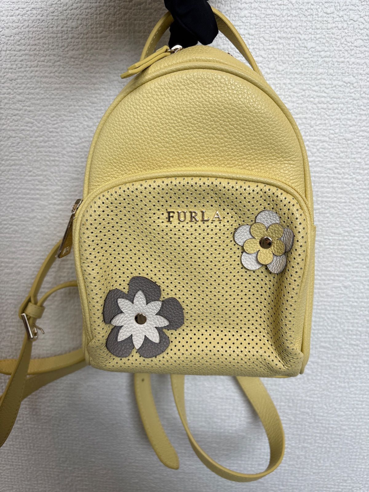 FURLA（フルラ）レザーリュックサック フラワーアップリケ 黄色 - メルカリ